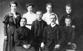 Gråbo, Karlskoga.Familjen Berggren, familjegrupp åtta personer.Stående, från vänster: Hilma, Hilda, Sigrid, Thea.Sittande, från vänster: Emma, Karl, Jan Anders, Isak.