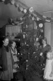 Arbetshuset i Örebro, f.d. barnhem.
Julen 1931. Lotta Karlsson, Bertha Gerdin (?), Ingegerd (i vitt).
Bilder inskannade från fotoalbum inlånat av Britten Håstlund, Örebro. Hon är barnbarn till Lotta Karlsson (född Friberg), 1866-1944, som ägde fotoalbumet och arbetade på barnhemmet Arbetshuset.