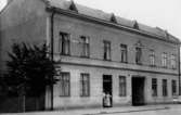 Fabriksgatan (ca Nr. 20), mittemot Grand Hotell.
Till höger Amalia Larssons Café. Amalia Larsson var född ca 1860.
Bilden tagen i början av 1900-tal.