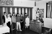 En flickkör sjunger vid gudstjänst i Rävekärrsskolan i samband med att man tar första spadtaget till Fågelbergskyrkan i Rävekärr, år 1984.

För mer information om bilden se under tilläggsinformation.