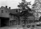 Bostadshus med affärsbyggnader på bottenvåningen. Kungsgatan söderut. Till vänster Kungsgatan 3. Bilden tagen från Engelbrektsgatan.