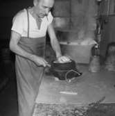 Hattillverkning. 191/67 Brättet formas med formsnöre, hjälpverktyg en formsticka, som mannen på bilden håller i höger hand