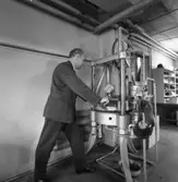 Hattillverkning. 209/67 Pressmaskin med locket nedfällt. Lindbergs Strå- och Filth.