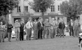 Kommunisternas möte på Malmtorget i Kopparberg, den 3 september 1961.
Tal av Hilding Hagberg, Sveriges Kommunistiska Parti. Andre mannen från vänster är Tore Gustafsson, tredje man från vänster är Axel Aronsson (född på gården Hyttnäs). Nionde man från vänster, Åke 