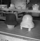 Lindbergs Strå- och Filth. Hattillverkning. 215/67 Så kallad sadelform för hatt med brätte, kullen löstagbar från brättet men hatten drages på hela formen.