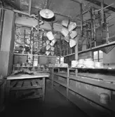 Lindbergs Strå- och Filth. Hattillverkning. 220/67 Spassfåglar i taket en del med hattar. På diskarna ligger träformar.