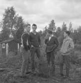 Pyromanbränderna i Kopparberg den 19 juni 1961. Brandsläckning.
Personerna på bilden är troligen (från vänster): Håkan Atterstål, Lars Eriksson, Göran Svensson, Hans Larsson.