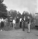 Pyromanbränderna i Kopparberg den 19 juni 1961. Brandsläckning.
Andra mannen från vänster i vitt och svart, Kurt Pettersson.