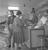 Shell, bensinstation i Kopparberg, interiör, tre personer.

Delägaren Gösta Arvidsson med Bengt Frykberg vid kassan.
(Den andra ägaren var Göstas bror, Holger Arvidsson).