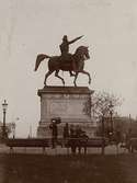 Staty, föreställande en man till häst.
Fotografiet rör Wilhelmina Lagerholms konstnärliga verksamhet.