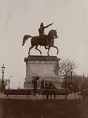 Staty, föreställande en man till häst.
Fotografiet rör Wilhelmina Lagerholms konstnärliga verksamhet.