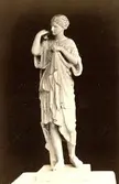 Staty.
Diana von Gabies (antik).
Nr.580.
Original in Paris.
Fotografiet rör Wilhelmina Lagerholms konstnärliga verksamhet.