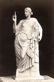 Staty.
Euterpe (antik).
Nr.697.
Original im Museum des Louvres.
Fotografiet rör Wilhelmina Lagerholms konstnärliga verksamhet.