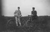 Två män med cyklar.
Bilden tagen vid Säbylunds herrgård.