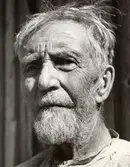 Porträtt äldre skäggig man