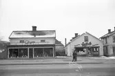 Ericssons blomsterhandel och Hall & Co Specerier Mejerivaror på Rosenborgsgatan i Huskvarna.