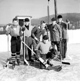 Skolhockeylag på Vapenvallen i Huskvarna. Detta lag har just vunit mästerskapet för realskolor  i  Huskvarna. Från vänster Tommy Andersson, Bo Ekvall, Olle Engström, Hasse Björck och Rolf Lindberg. Länst fram målvakten Jonny Björk.