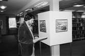 Konstnären Henry Peterson ställer ut på Kållereds bibliotek, år 1984. 