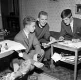 Hakarpsbladets redaktion har sammanträde. Sittande i mitten Lars-Åke Engblom.