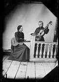 Frälsningsofficern Maria Larsson och frälsningssoldaten Clara Olsson spelar gitarr, 1908. Gitarren ersatte fiolen, som ansågs syndig, där väckelserörelsen drog fram.