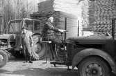 En man lastar virke med en egen lösning på lyftkran och Nils Daag står framför en traktor med med lastat släp.
