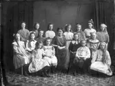 Skolfoto. Skolklass. Flickskolan Varberg 1911. Lärarinna: Sigrid Wåhlen. Understa raden: Leila Dryssén, Greta Tideström, ?, ?. Andra raden: ?, ?, ?, Ada Nilsson, ?. Tredje raden: Anna Ahlgren, Betsy Ahlgren, Anna Odenstam, Gulli Svanberg, ?, ?, ?.