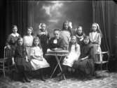 Skolfoto av flickor med en äldre lärarinna.