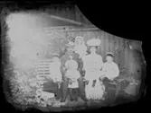 Familjebild? En man, en kvinna, tre (3) pojkar, en flicka, ett spädban.