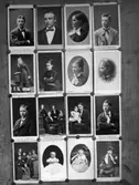 16 stycken uppnålade porträttbilder. Familjen Ranch. översta raden syns Wilhelm och Teresia flankerade av sina äldsta söner Carl och Axel. Därunder är de övriga barnen i olika konstellationer. Bilden tagen ca 1880.
