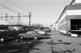 Parkerade bilar på posthuset baksida i Kållereds centrum, år 1984