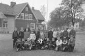 Ställdalen, skolfoto, skolbarn med lärare. Skolbyggnad i bakgrunden.
Uno Albertsson