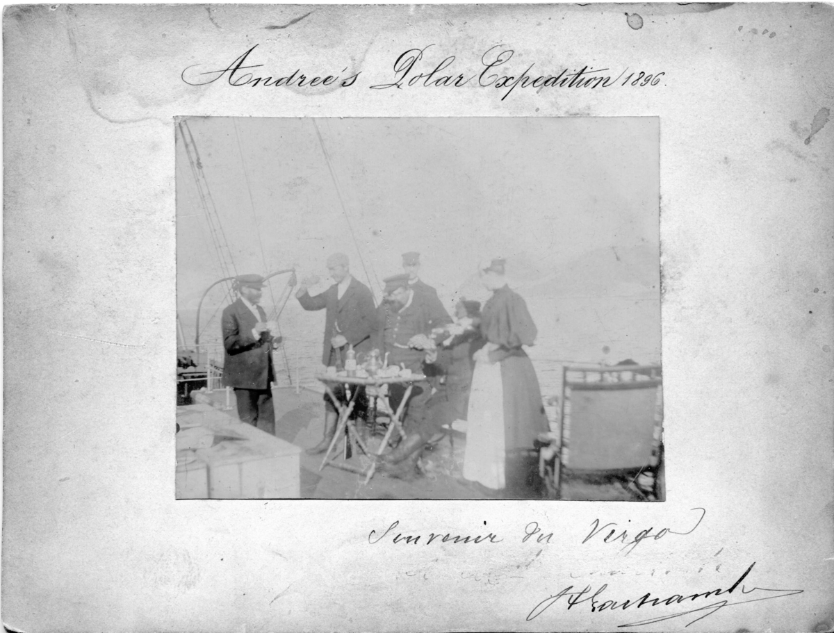 Gösta Grönberg, Kaffe och starkt på Virgos akterdäck: Lachambre, Strindberg, Zachau, Ekelund och Charlotta Olsson. Sittande troligen Ekholm.