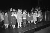 Barn från Sinntorp daghem sjunger under Lindome kulturdagar på Almåsgården i Lindome, år 1984.

För mer information om bilden se under tilläggsinformation.
