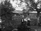 Familjebild.Troligen August Johansson med fru Klara, och dotter Annie, född 1909. Damen till höger okänd. Bilden är tagen i en hage på gården Pipekull.