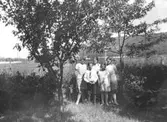 Helmer Garthmans familj, utom fadern, samlade för fotografering då det var modern Isabellas 44-åriga födelsedag. Lackarebäck i Mölndal, 1931.