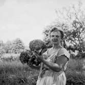 En kvinna med svamp.
Fru Maj-Birgit Harnesk