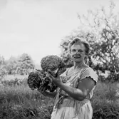 En kvinna med svamp.
Fru Maj-Birgit Harnesk