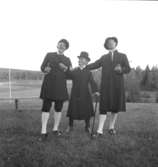 Festligheter vid Siggebohyttan den 30 juli 1937. Tre utklädda män spelar teater eller är uppklädda till dans.