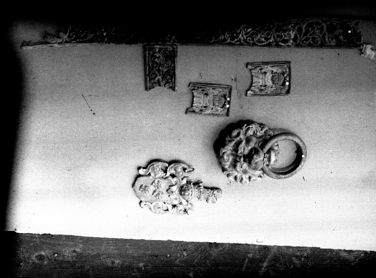 Bertil Waldén, Askersunds landsförsamlings kyrka, Soop-Oxenstiernskagravkoret. J. Oxenstierna.