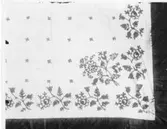 Del av broderad sjal visad på en utställning