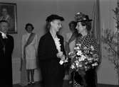 Kronprinsessan Louise samtalar med kvinna. Ärkebiskop Erling Eidem i bakgrunden, Uppsala maj 1937