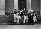 Grupporträtt - mellansvenskt publicistmöte i botaniska trädgården, Uppsala 1945