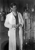 Professor The Svedberg i laboratorium, Uppsala 1943