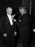 Äldre man får medalj av landshövding Hilding Kjellman, Uppsala 1945