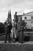Gerhard Rooth, Signe Rooth och Ellis Edman framför statyn av prins Gustaf utanför Carolina Rediviva, Uppsala 1948