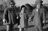 Ett litet näpet tretal på vårfesten, fröknarna Inger Marie Molland, Karin Fries och Helena Wåhlstrand, Studentkårens vårfest, Botaniska trädgården, Uppsala 1945