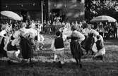 Folkdansuppvisning vid spelmanstävling i Granebergsparken, Sunnersta, Uppsala augusti 1945
