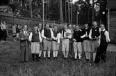 Pristagare vid spelmanstävling i Granebergsparken, Sunnersta, Uppsala augusti 1945