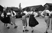 Folkdansuppvisning på friluftsmuseet Disagården, Gamla Uppsala 1946