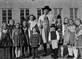 Byggmästaren Anders Diös tillsammans med folkdräktsklädda barn i samband med Barnens Dags-firandet i Uppsala i maj 1937